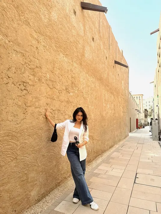 Untuk melengkapi penampilannya, Davina memilih high waisted jeans, sneakers, aksesori shoulder bag dan kacamata hitam. [@davinaakaramoyy].