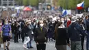 Warga berdemonstrasi di Praha, Republik Ceko, Kamis (29/4/2021). Ribuan warga berunjuk rasa menentang Presiden Milos Zeman dan menuduhnya melakukan pengkhianatan atas sikap pro Rusia pada dugaan partisipasi mata-mata Rusia dalam ledakan di Ceko. (AP Photo/Petr David Josek)