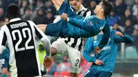Megabintang Real Madrid, Cristiano Ronaldo melakukan tendangan salto ke gawang Juventus pada leg pertama perempat final Liga Champions di Stadion Allianz, Selasa (3/4). Gol kedua Ronaldo dicetak dengan indah, lewat tendangan salto. (Alberto PIZZOLI/AFP)