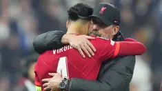Jurgen Klopp telah membesut Liverpool sejak 2015/2016 dan mampu membawa The Reds dalam 12 laga final hingga musim ini. Dari total 12 laga final, ia mampu mempersembahkan 6 trofi bagi The Reds, sementara 6 laga lainnya berujung kekalahan. Berikut deretan 6 kekalahan tersebut. (AP/Petr David Josek)