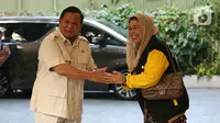 Putri Presiden ke-4 RI K.H. Abdurrahman Wahid, Zannuba Ariffah Chafsoh atau lebih akrab disapa Yenny Wahid menyambangi kediaman Ketua Umum DPP Partai Gerindra Prabowo Subianto di Jalan Kertanegara 4, Jakarta, pada Rabu sore (6/9/2023). (Liputan6.com/Johan Tallo)