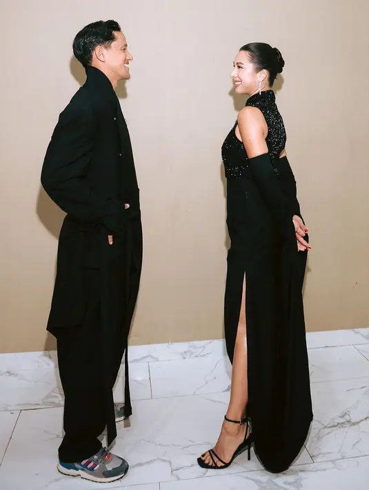 Inspirasi tampilan pesta lainnya. Jennifer dengan dress bling-bling, sementara Irfan dengan long coat dengan kerah tingginya.  [@jenniferbachdim].
