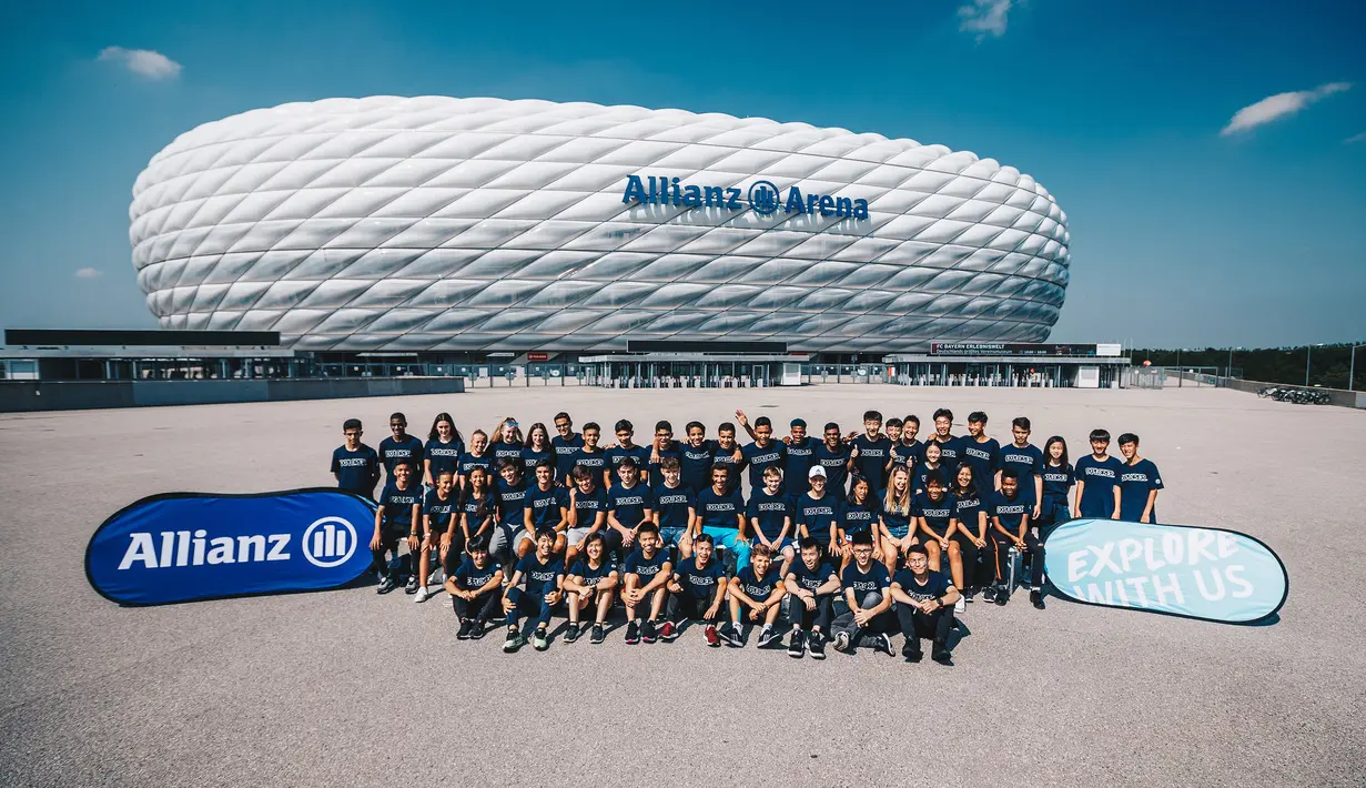 Peserta Allianz Explorer Camp Football 2019 berfoto bersama di depan Stadion Allianz Arena, Munchen, Jerman, Jumat (23/8). Allianz Indonesia mengirimkan dua pesepak bola muda berbakat ke Jerman. (Dokumentasi Allianz)