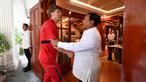 Presiden Republik Indonesia, Prabowo Subianto menyambut pemain Timnas Indonesia, Ole Romeny di kediamannya Jalan Kertanegara 4 Jakarta Selatan, Jumat (6/6/2025). (Foto: Cahyo - Biro Pers Sekretariat Presiden)