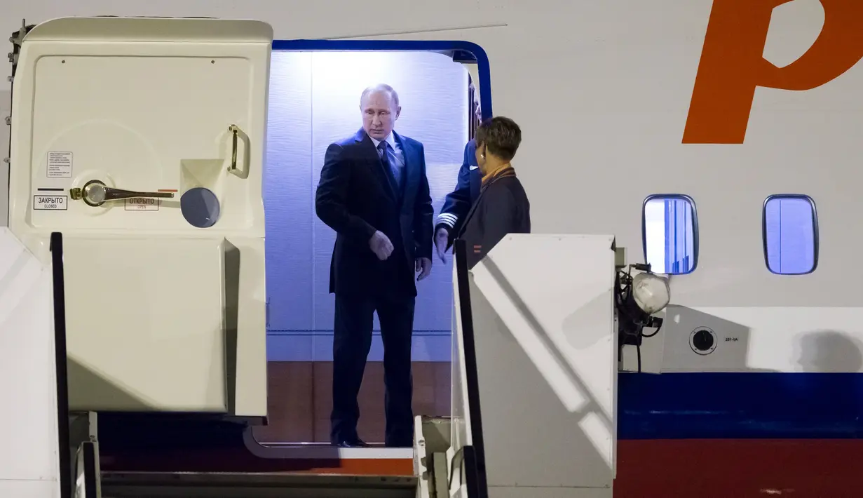 Presiden Rusia Vladimir Putin saat akan turun dari pesawat setibanya di Hamburg, Jerman, Kamis (6/7). Sejumlah kepala negara telah tiba di Hamburg jelang pembukaan KTT G20 pada 7-8 Juli 2017. (AP/Alexander Zemlianichenko)