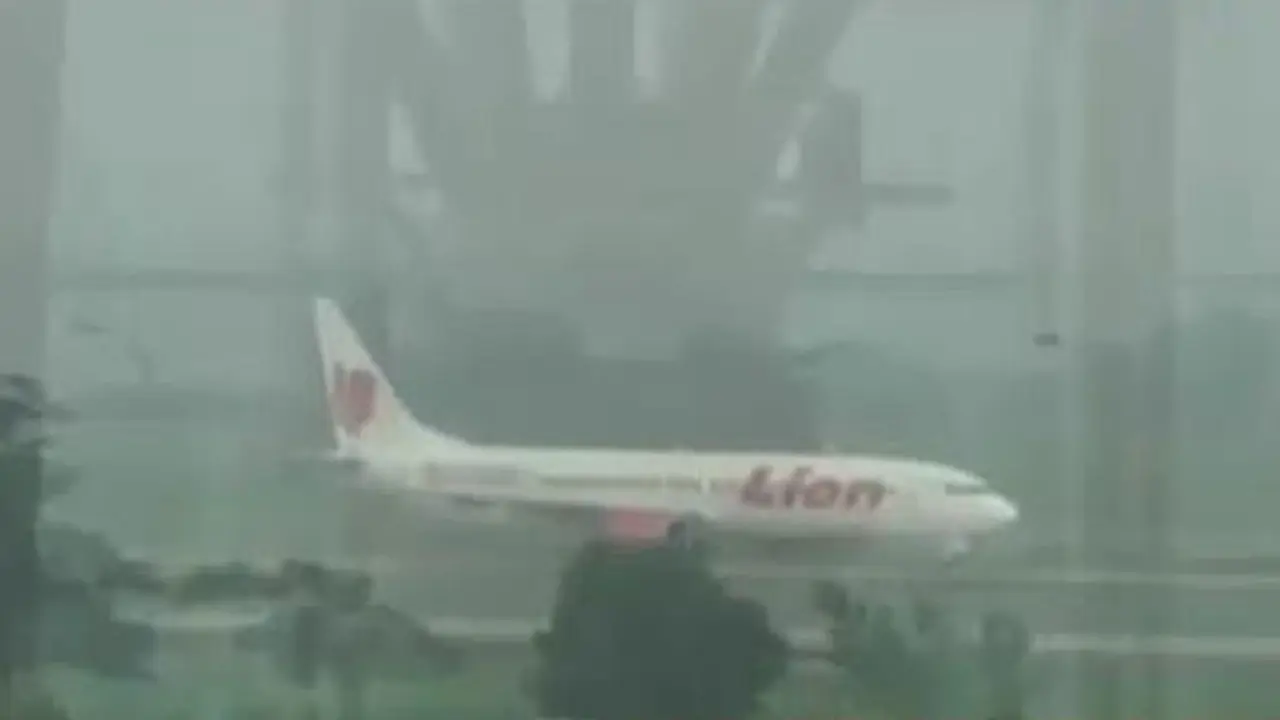 Bandara Kualanamu Berkabut