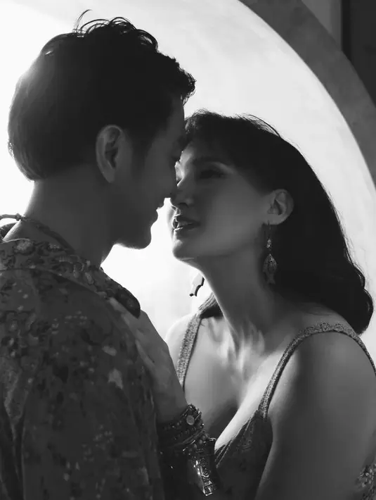 Chemistry manis dipamerkan Dimas Anggara dan Nadine kala berpose mesra sambil bertukar pandangan penuh cinta seperti ini.