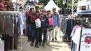 Pengunjung melihat-lihat produk fashion yang dijual di ajang Jakcloth Summerfest 2018 di Senayan, Jakarta, Kamis (12/4). Jakcloth Summerfest 2018 berlangsung pada 11-15 April. (Liputan6.com/Angga Yuniar)
