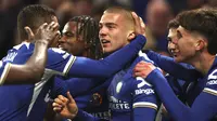 Selebrasi para pemain Chelsea merayakan gol keenam ke gawang Everton yang dicetak Alfie Gilchrist (tengah) pada laga pekan ke-33 Premier League 2023/2024 di Stamford Bridge, London, Senin (15/4/2024). (AP Photo/Ian Walton)