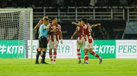 Para pemain Persis Solo melakukan protes keras kepada wasit Heru Cahyono dalam laga lanjutan BRI Liga 1 2023/2024 di kandang Persebaya Surabaya, Rabu (13/12/2023) malam WIB. (Dok. Persis Solo)