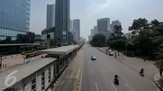 Ruas jalan protokol terlihat lengang di kawasan Jalan Thamrin mengarah ke Sudirman, Jakarta, Kamis (18/6/2015). Pada hari pertama puasa Ramadan 1436 H, beberapa titik jalan terlihat lengang dan sepi dari aktivitas warga. (Liputan6.com/Faizal Fanani)
