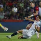 Striker Barcelona, Robert Lewandowski (kanan) melepaskan tendangan yang berusaha diblok gelandang Sevilla, Juanlu Sanchez pada laga pekan ke-8 Liga Spanyol 2023/2024 di Olympic Stadium, Montjuic, Barcelona, Sabtu (30/9/2023) dini hari WIB. (AP Photo/Joan Monfort)