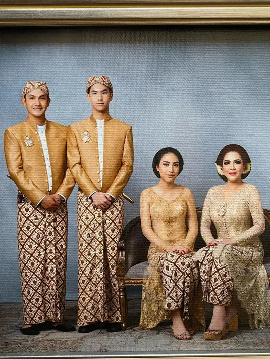 Dari pernikahannya dengan Lala, Gunawan di karuniai dua orang anak, Aghna dan Khayra. [Instagram/gunawan_sudrajat_real]