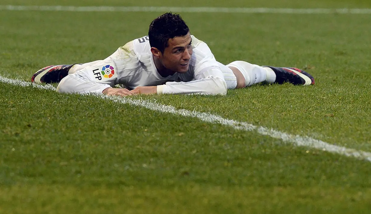 Pemain Real Madrid, Cristiano Ronaldo, terjatuh saat laga Liga Spanyol melawan Eibar di Estadio Municipal de Ipurua, Spanyol, Minggu (29/11/2015). (Reuters/Vincent West)