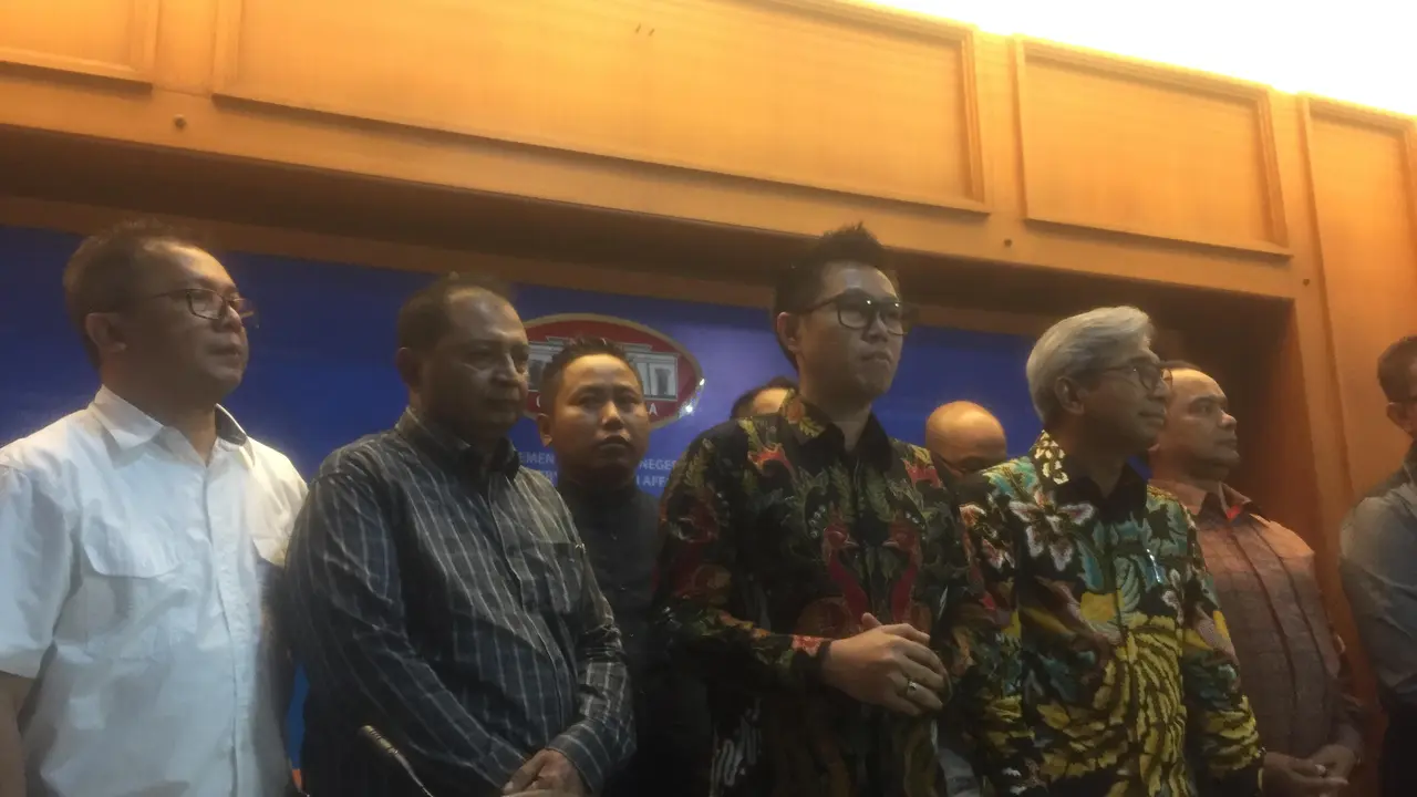Persatuan Seniman Komedi Indonesia (PASKI) mendatangi Kemlu. Mereka menanyakan nasib 2 komedian yang ditangkap di Hong Kong