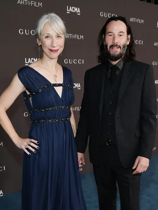 Aktor Keanu Reeves bersama Alexandra Grant berpose di red carpet LACMA Art + Film di Los Angeles, 2 November 2019. Ini merupakan pertama kalinya Keanu Reeves kedapatan menggandeng knekasihya di depan umum setelah dikenal melajang selama bertahun-tahun. (Neilson Barnard/Getty Images for LACMA/AFP)