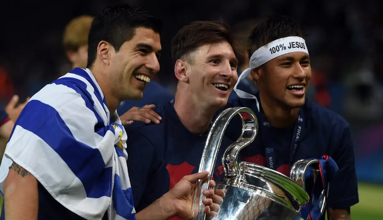 (Kiri-kanan) Luis Suarez, Lionel Messi dan Neymar da Silva berpose bersama usai laga final Liga Champions 2014-2015 di Olympiastadion, Berlin, Minggu (7/6/2015). Barcelona kandaskan Juventus dengan skor 3-1. (AFP Photo/Patrik Stollarz)