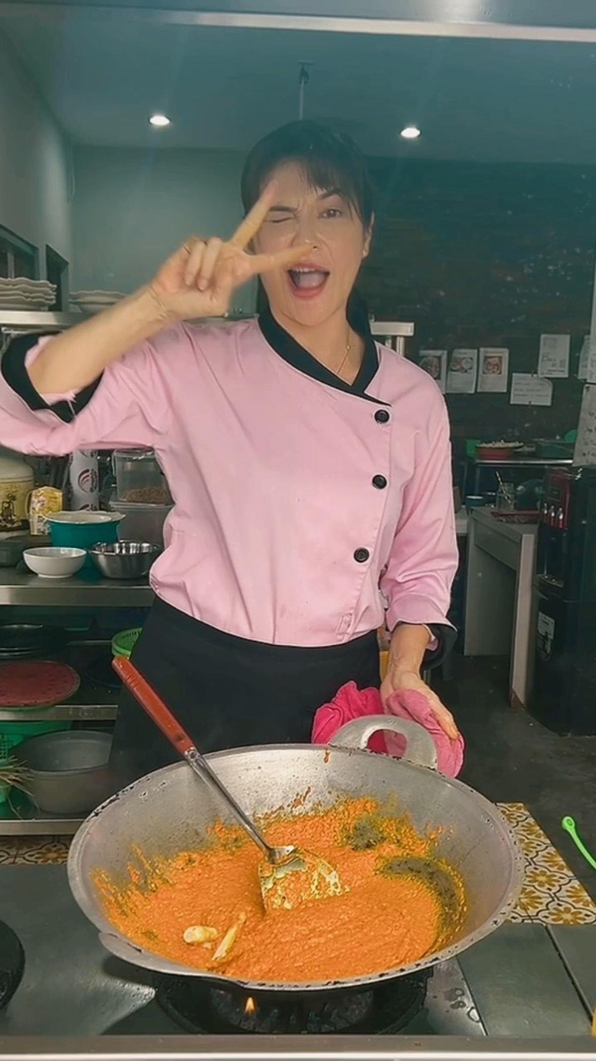 Bisnis Kuliner di Bali, Ini 7 Potret Tamara Bleszynski Turun Tangan Masak Sendiri