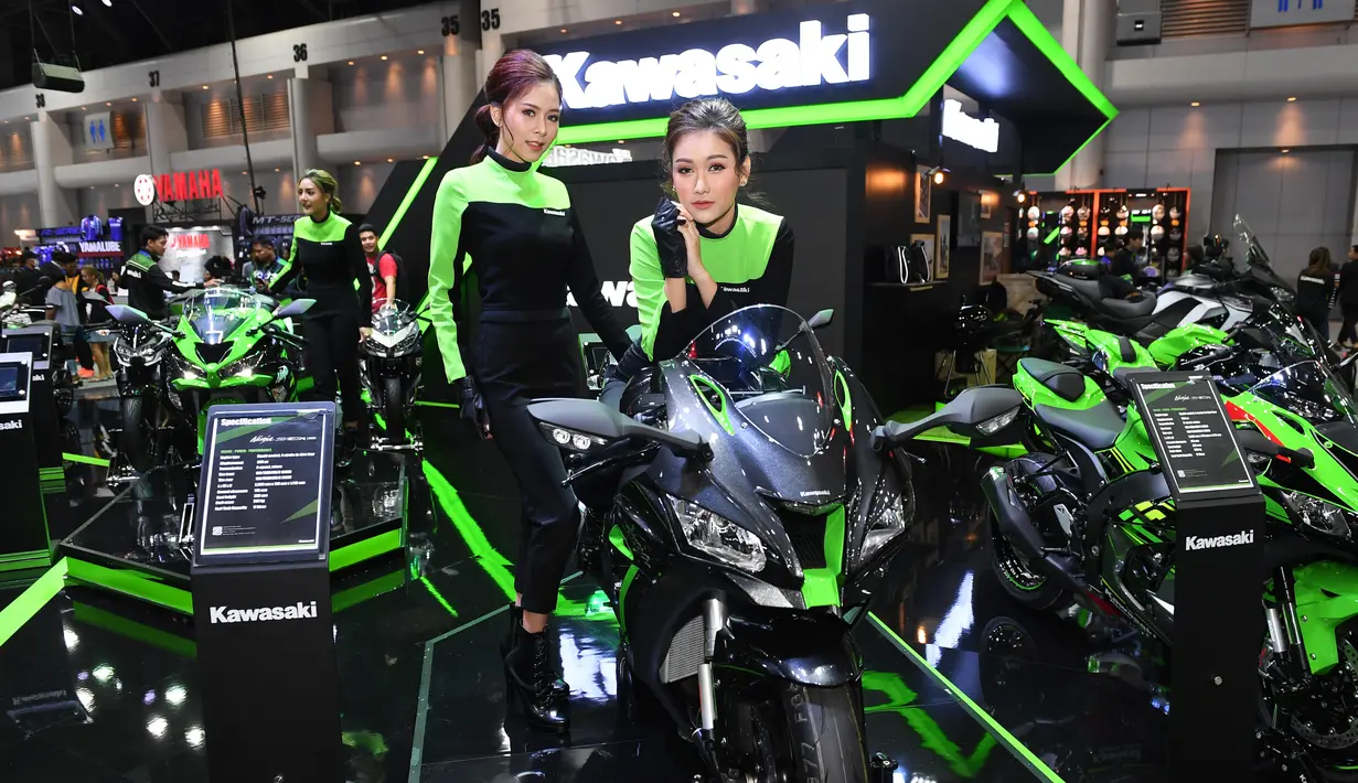 Dua model berpose  dengan motor Kawasaki Ninja ZX10R 2019  selama Thailand International Motor Expo di Bangkok (29/11). (AFP Photo/Lillian Suwanrumpha)