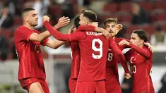 Penyerang Turki, Kenan Karaman (tengah) berselebrasi dengan rekan-rekannya usai mencetak gol ke gawang Jerman pada pertandingan persahabatan di Stadion RheinEnergie, Cologne, Kamis  (8/10/2020). Jerman bermain imbang 3-3 atas Turki. (AP Photo/Martin Meissner)