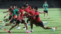 Para pemain Timnas Indonesia berlatih di Stadion Sriwedari, Solo, Senin (11/9/2023). Mereka bersiap untuk menjalani pertandingan kedua melawan Turkmenistan pada penyisihan Piala Asia U-23 2023. (Fajar Abrori/Liputan6.com)