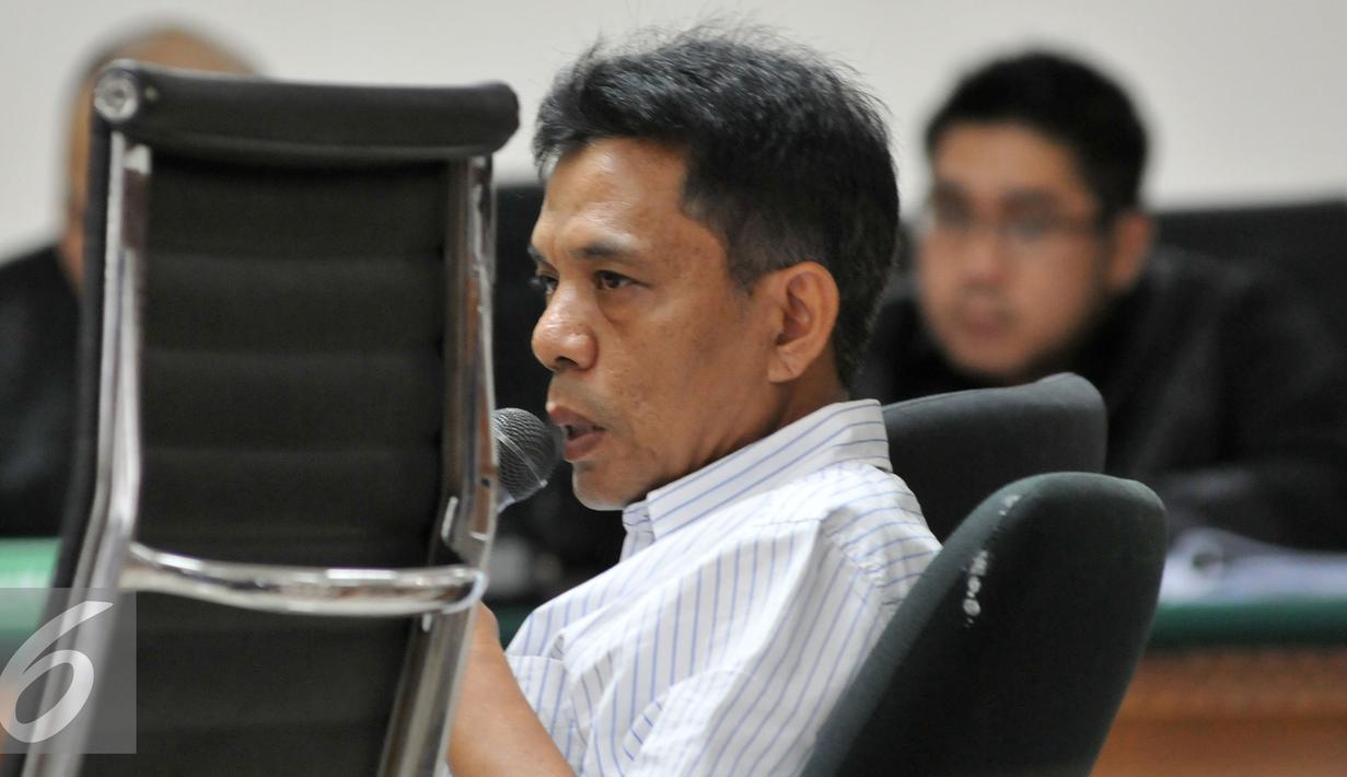 Seorang saksi memberikan kesaksiannya saat menjalani sidang lanjutan dengan terdakwa SDA di Pengadilan Tipikor, Jakarta, Rabu (7/10/2015). Dalam sidang tersebut JPU KPK menghadirkan empat saksi dari Kementerian Agama. (Liputan6.com/Andrian M Tunay)