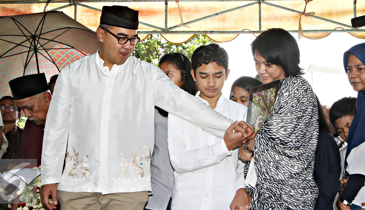 Presenter Farhan terlihat menangis usai pemakaman anak pertamanya di TPU Tanah Kusir, Jakarta, Senin (21/12). Ridzky menghebuskan nafas terakhirnya di usia 16 tahun pada Minggu, (20/12/2015) pukul 13.40 WIB. (Liputan6.com/Immanuel Antonius)