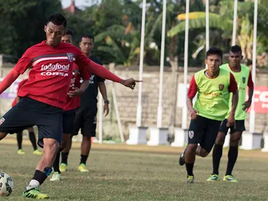 Penyerang Bali United, Lerbi Eliandri mengikuti latihan terakhir sebelum menghadapi Persija di laga Piala Presiden 2015, Denpasar, Bali, Sabtu (30/8/2015). (Bola.com/Vitalis Yogi Trisna)