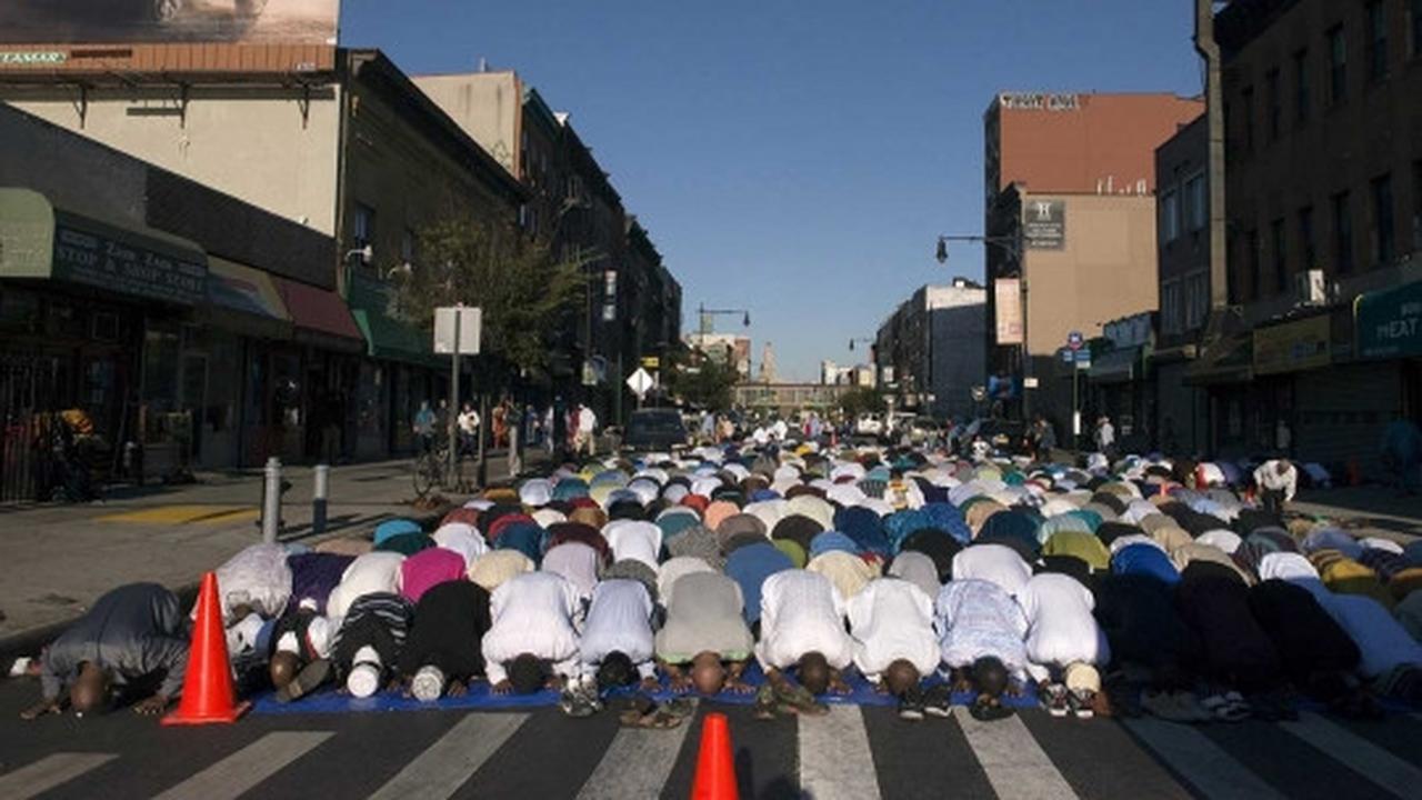 Kekhusyukan umat muslim di New York jalani ibadah salat Idul Adha
