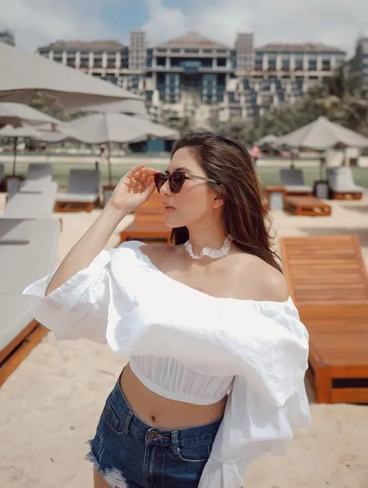Tampil santai, Jessica Mila tetap stylish dengan puffy sabrina cropped top dan short denim pants. [@jscmila]