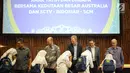 CEO KLY Steven Christian, Wakil Dubes Australia Allaster Cox dan pejabat kedubes bersalaman dengan anak yatim dan dhuafa pada acara buka puasa bersama Kedubes Australia di SCTV Tower, Jakarta, Jumat (8/9). (Liputan6.com/Faizal Fanani)