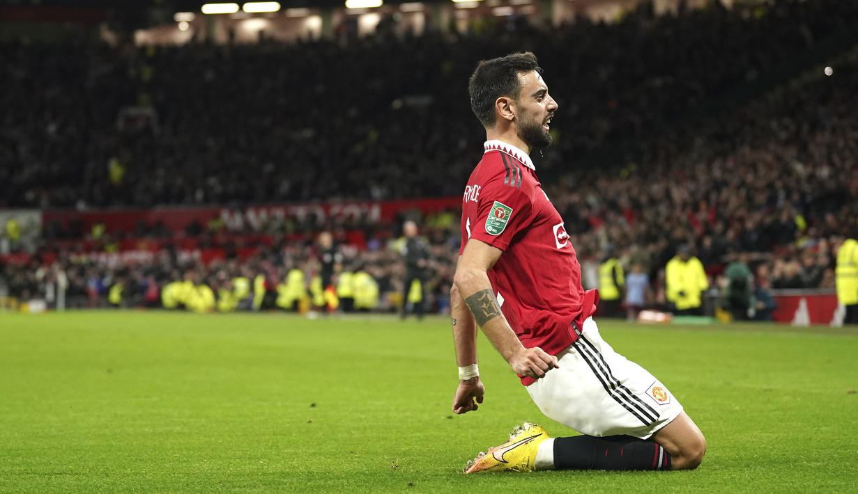 Setelah kembali menyamakan skor, Manchester United makin di atas angin. MU pun berbalik unggul 3-2 pada menit ke-78 lewat gol Bruno Fernandes. Gol diawali oleh kesalahan umpan pemain Aston Villa yang akhirnya bola jatuh ke kaki Alejandro Garnacho yang kemudian mengirimkann umpan matang kepada Bruno Fernandes. (AP/Dave Thompson)