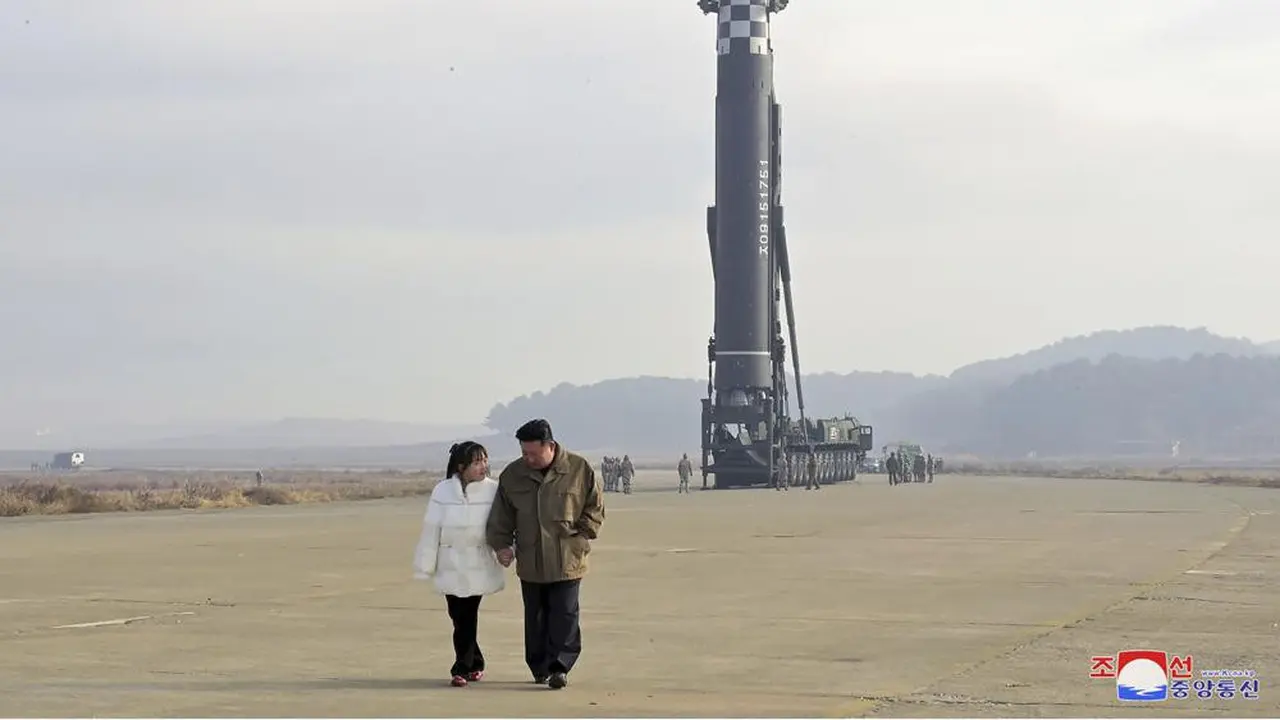 Pemimpin Korea Utara Kim Jong-un, kanan, dan putrinya memeriksa lokasi peluncuran rudal di Bandara Internasional Pyongyan Jumat18 November 2022. (Korean Central News Agency/Korea News Service via AP)