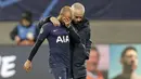 Pelatih Tottenham Hotspur, Jose Mourinho, berusaha menenangkan Lucas Moura usai ditaklukkan RB Leipzig pada laga liga Champions di Red Bull Arena, Selasa (10/3/2020). RB Leipzig menang dengan skor 3-0. (AP/Michael Sohn)