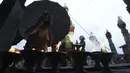 Umat Buddha berdoa di Stupa Swayambhunath pada acara Festival Buddha Purnima, selama lockdown virus corona yang diberlakukan pemerintah, di Kathmandu, Nepal, Rabu (26/5/2021). Waisak disebut juga Buddha Purnima atau Buddha Jayanti. (PRAKASH MATHEMA / AFP)