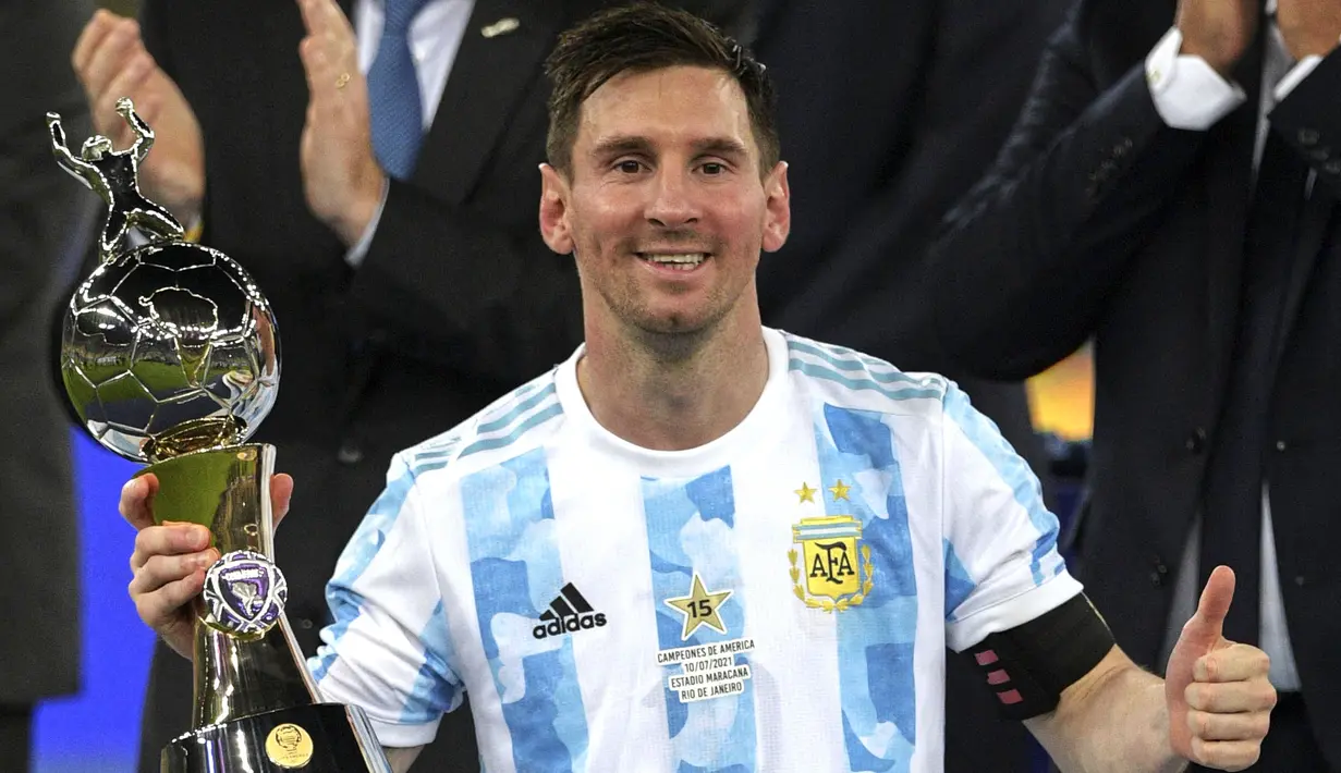 Penantian panjang Lionel Messi akhirnya terbayar setelah Argentina mampu juarai Copa America 2021. Ia merupakan pemain paling gemilang di turnamen ini. Terbukti, dirinya berhasil mempersembahkan empat gol dan lima assit serta menyabet titel pemain terbaik Copa America 2021. (Foto: AFP/Carl De Souza)