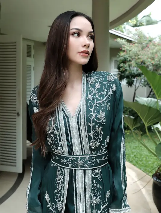 Alyssa Daguise hadirkan gaya kaftan yang begitu glamor. (Foto: Instagram/ Alyssa Daguise)