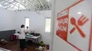 Warga memanfaatkan dapur bersama di Hunian Sementara (Huntara) di Jalan Kramat Raya, Jakarta, Selasa (8/9/2026). Fasilitas tersebut telah dapat digunakan warga untuk memenuhi kebutuhan sehari-hari. (KLY/Budy Santoso)