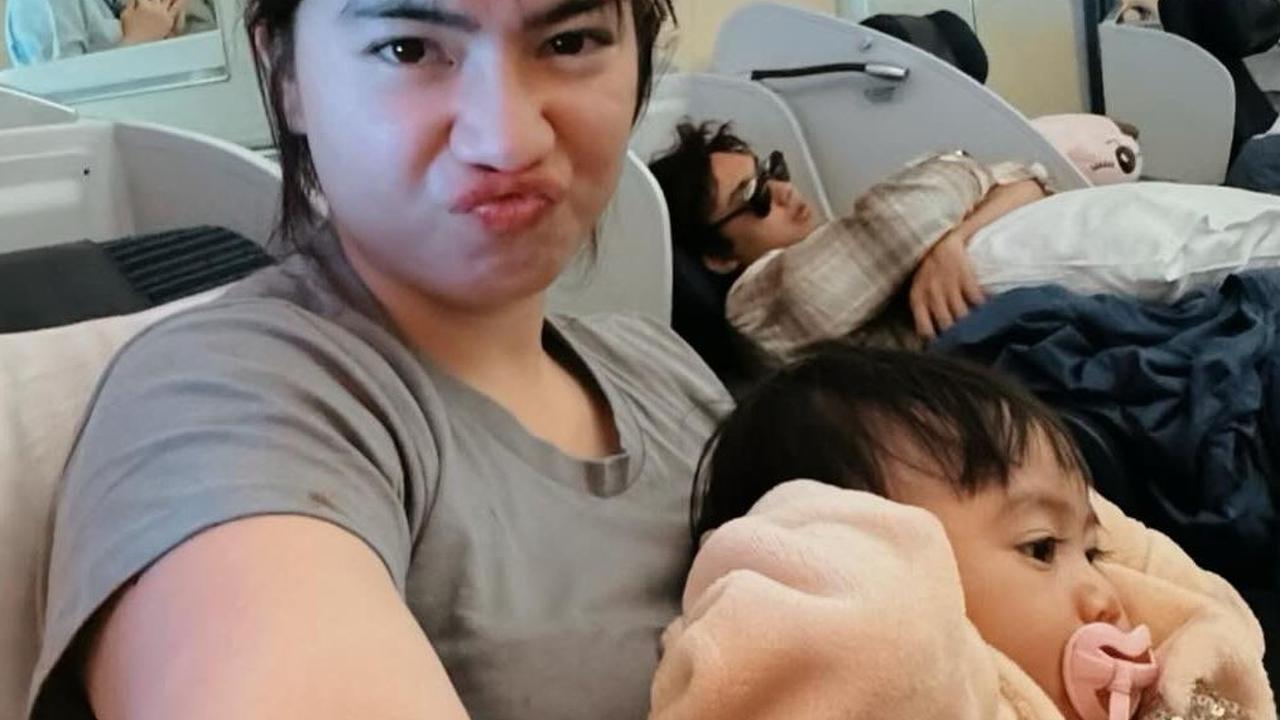 Potret Felicya Angelista Wajahnya Belepotan Cokelat saat Momong Anak di Pesawat, Kocak Banget!