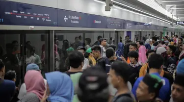 Warga mengantre menunggu kereta MRT di pintu masuk Stasiun MRT Bundaran HI, Jakarta, Minggu (24/3). Moda Raya Terpadu (MRT) Jakarta Fase 1 dengan rute Bundaran HI - Lebak Bulus resmi beroperasi. (Liputan6.com/Faizal Fanani)