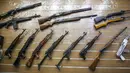 Bermacam-macam senapan tergantung di dinding sebuah toko senjata berlisensi di ibu kota Irak, 24 September 2018. Pertama kalinya selama beberapa dekade terakhir, senjata semi otomatis dan pistol dapat dibeli secara legal di Baghdad. (AFP/AHMAD AL-RUBAYE)