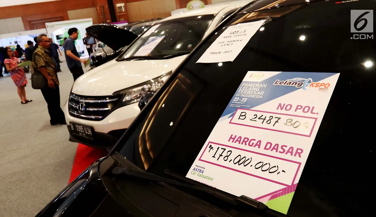 Sebuah mobil merek Toyota Sienta Tipe  G tahun 2007 yang dipamerkan dalam ajang Lelang Expo 2017 di Jakarta Convention Center, Jumat (22/9). Direktorat Jenderal Kekayaan Negara (DKJN) mengadakan lelang barang gratifikasi. (Liputan6.com/Angga Yuniar)