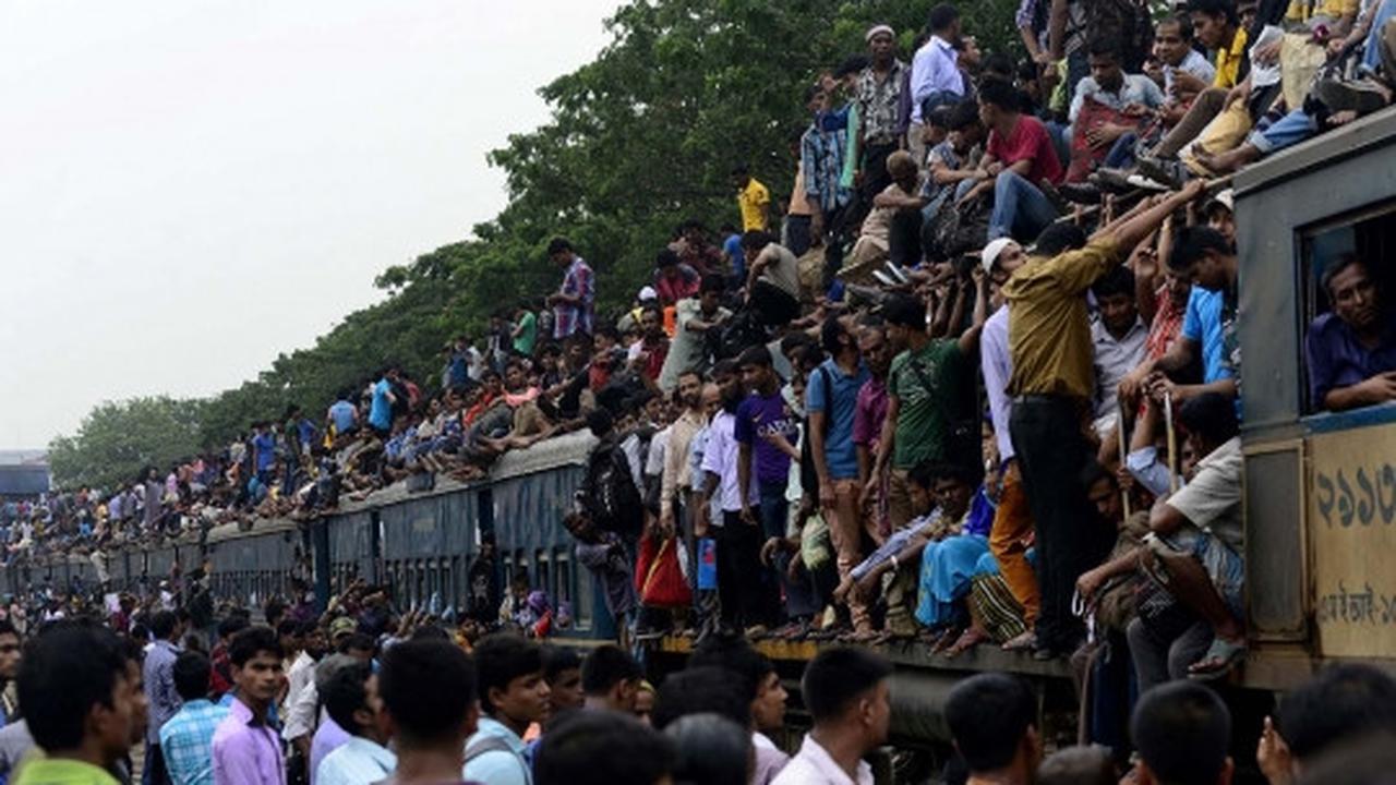 Parahnya mudik di Bangladesh, ibu-ibu nekat naik atap kereta