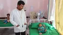 Dokter melihat kondisi anak yang menderita gizi buruk di rumah sakit di Distrik Abs, Provinsi Haji, Yaman, Rabu (19/9). Menurut LSM Save the Children, 5,2 juta anak Yaman berisiko kelaparan karena tidak mampu membeli makanan dan air. (ESSA AHMED/AFP)