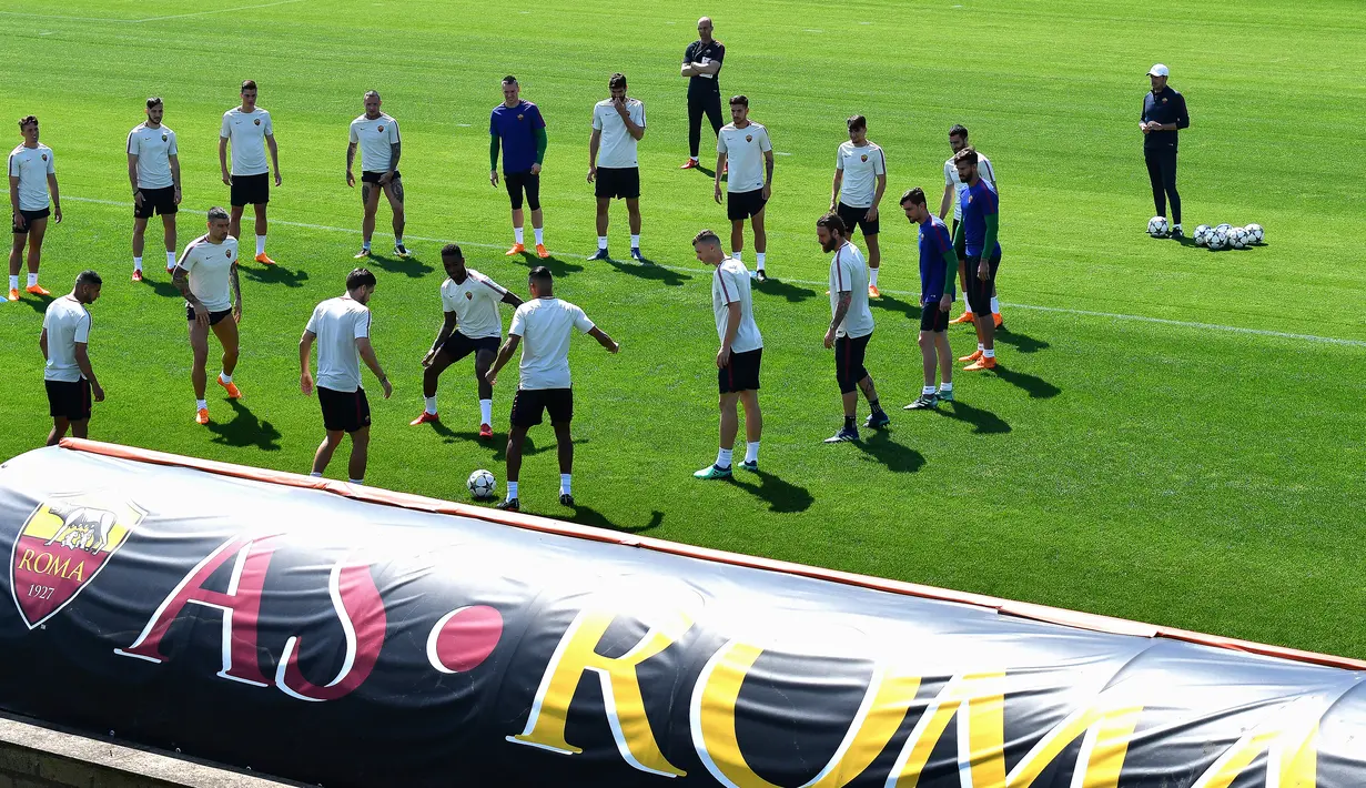 Suasana saat para pemain AS Roma berlatih di Trigoria, Roma, Italia, Senin (23/4). AS Roma akan menghadapi Liverpool di leg pertama semifinal Liga Champions. (Alberto PIZZOLI/AFP)
