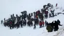Tim penyelamat mencari korban salju longsor di Bahcesehir, Provinsi Van, Turki, Rabu (5/2/2020). Salju longsor kedua menghantam sewaktu 300 personel penyelamat mencari dua orang yang hilang dalam salju longsor sebelumnya. (Yilmaz Sonmez/IHA via AP)