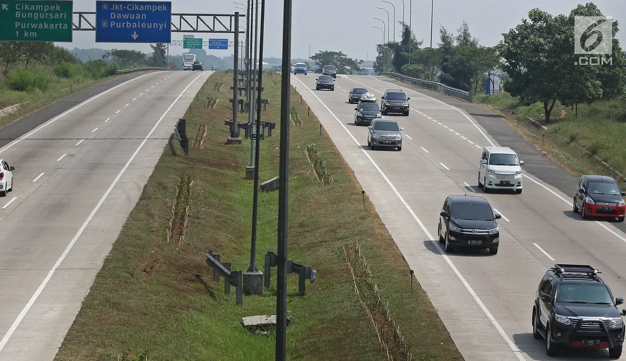 Sejumlah kendaraan melintas di ruas jalan tol Cikopo, Purwakarta, Jawa Barta, Selasa (4/6/2019). Memasuki H-1 Lebaran 2019, tidak di berlaku one way pada jalan tol  Jakarta - Cikampek dan terpantau lancar. (Liputan6.com/Herman Zakharia)