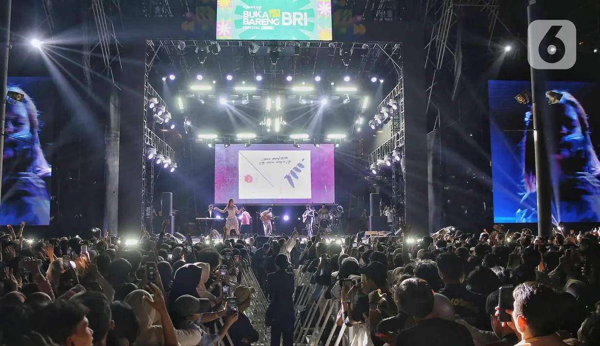 Festival yang berlangsung di Plaza Parkir Timur Gelora Bung Karno, Jakarta Pusat menghadirkan sederet nama-nama ternama musisi dan penyanyi muda Indonesia. (Liputan6.com/Angga Yuniar)