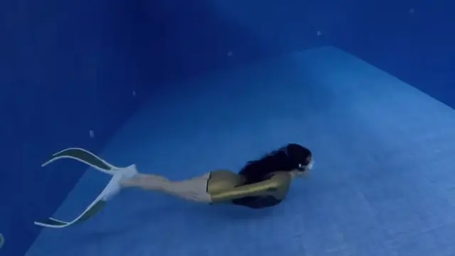 Potret Prilly Latuconsina asyik free diving (credit: https://www.instagram.com/prillylatuconsina96/).