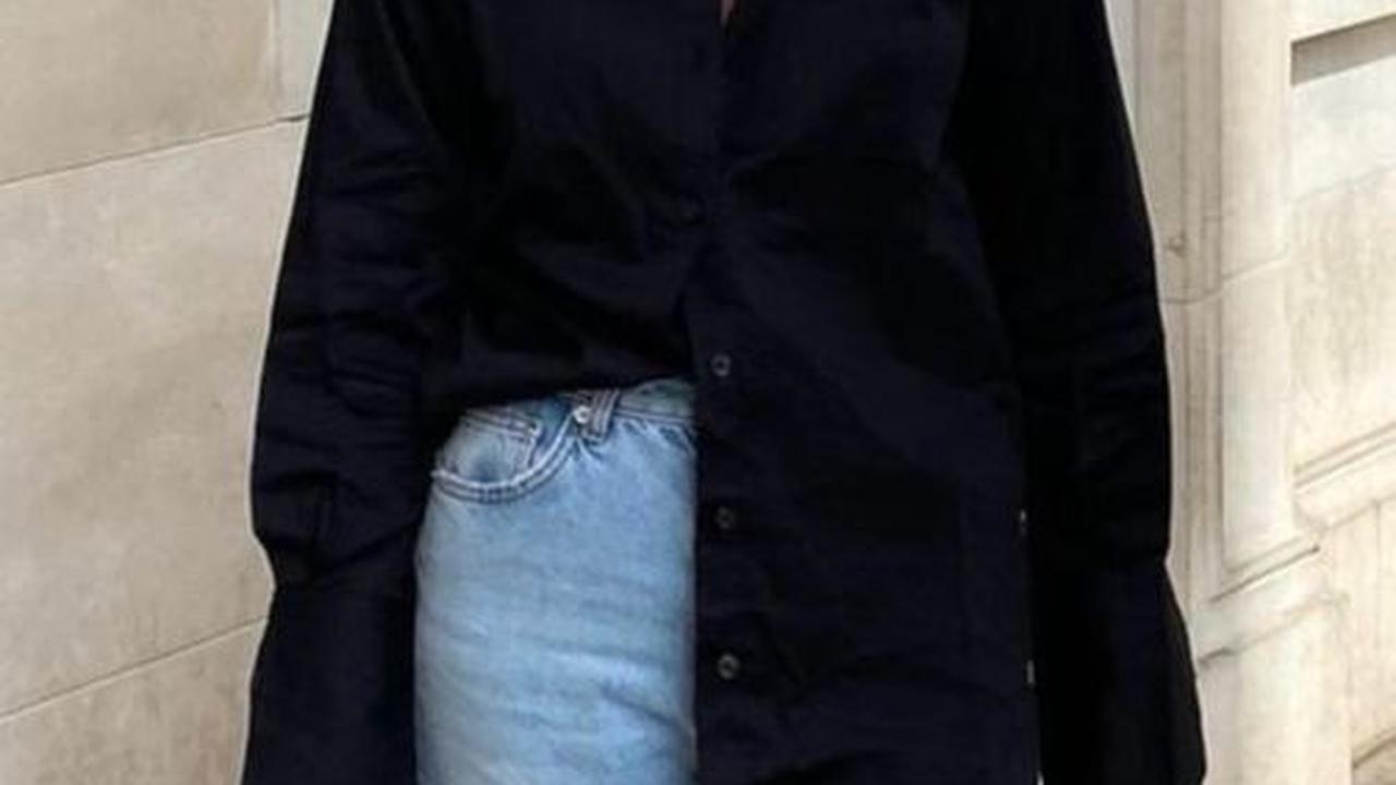 <b>Kombinasi Kemeja Hitam dan Celana Jeans</b>